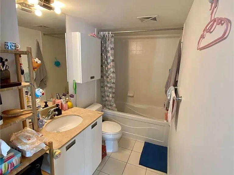 37 Grosvenor St #603 — Photo 8