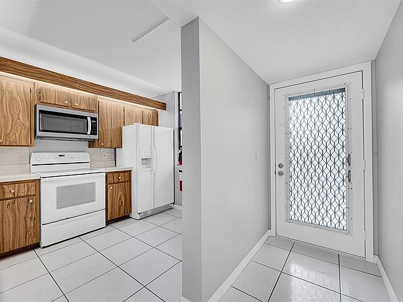 5th image of 1713 Whitehall Drive #103