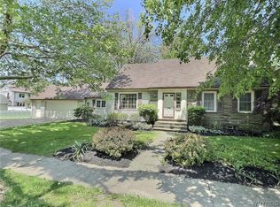 290 Oakgrove Dr, Williamsville, NY 14221