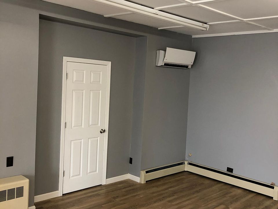 Living room, with heat pump and closet