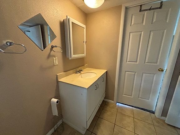 5th image of 4853 Short St #A