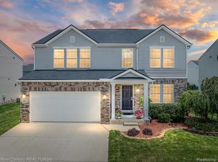 8421 Walnut Hl, Dexter, MI 48130