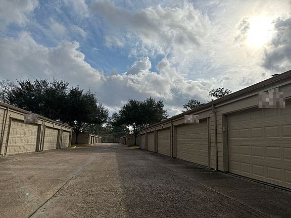 4th image of 933 Memorial Village Dr