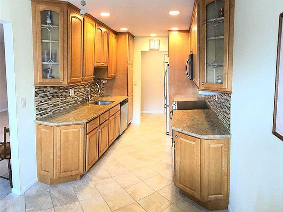 4th image of 24 Foxwood Dr #F6