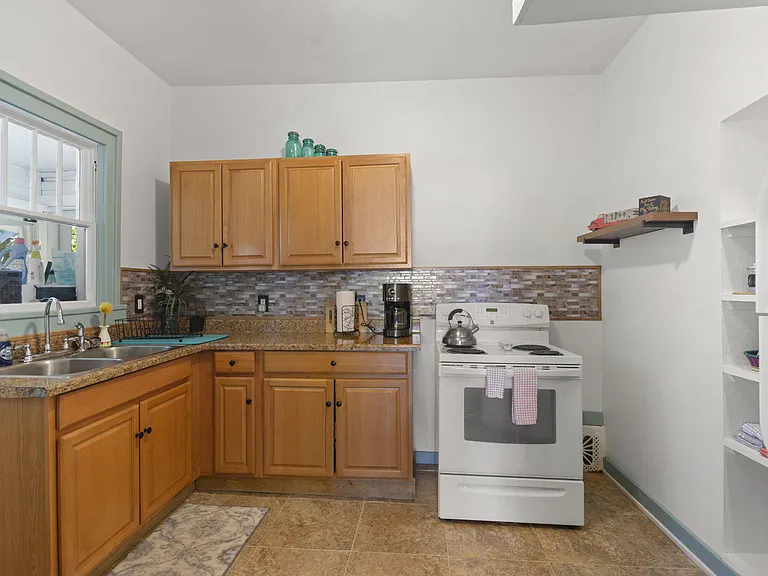 442-444 W 1st St #444 — Photo 8