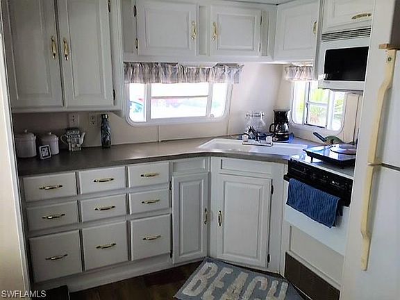 2nd image of 225 Cattleya Refuge 225