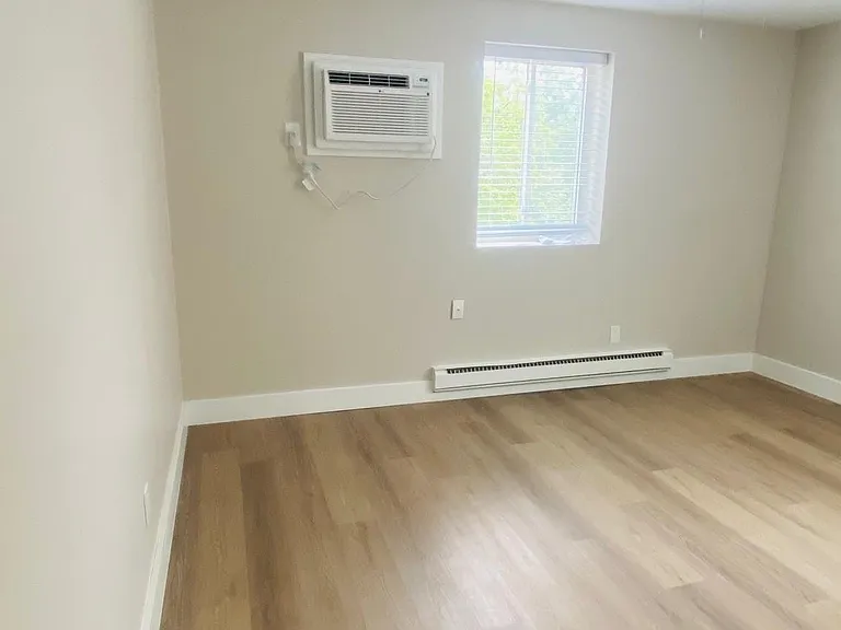 Laura Lane Apartments — Photo 14
