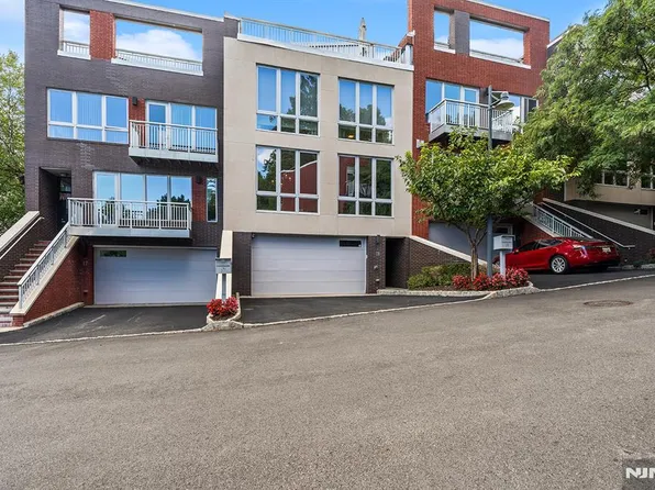 18 Vela Way, Edgewater, NJ 07020