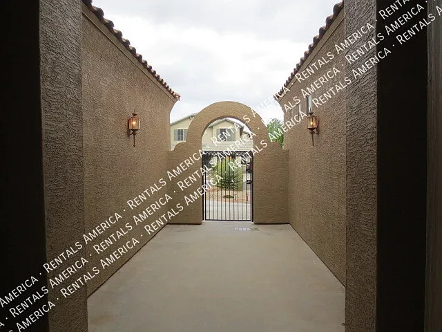 Beautiful 4 Bedroom in Coronado Ranch — Photo 3