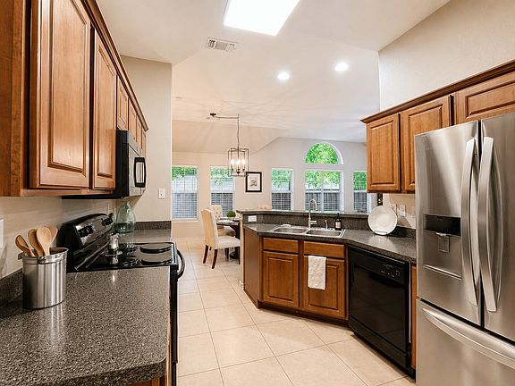 5th image of 1006 Hall St