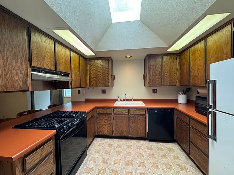 2437 Ridgewood Dr — Photo 38
