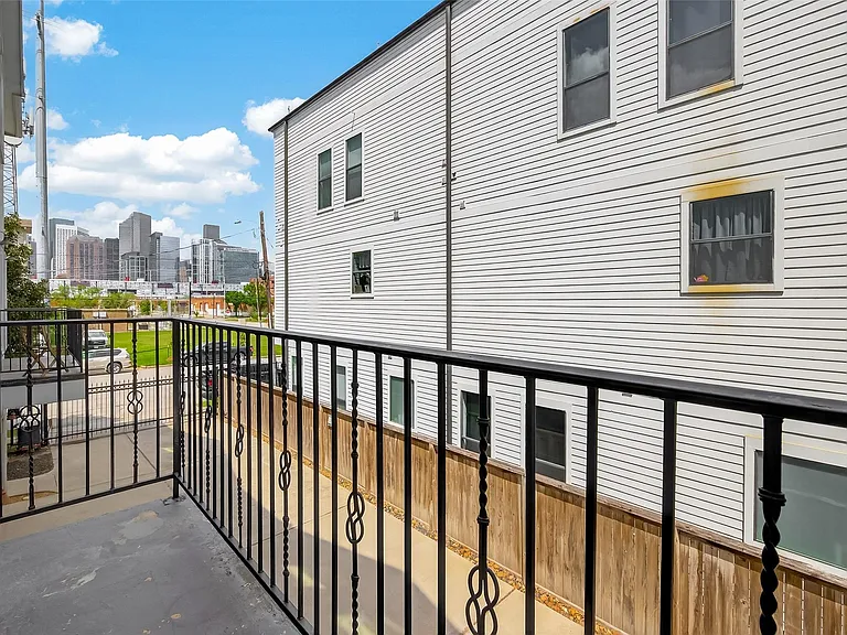 1107 Saint Charles St — Photo 20