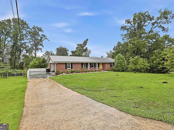 4th image of 19 Colonial Dr