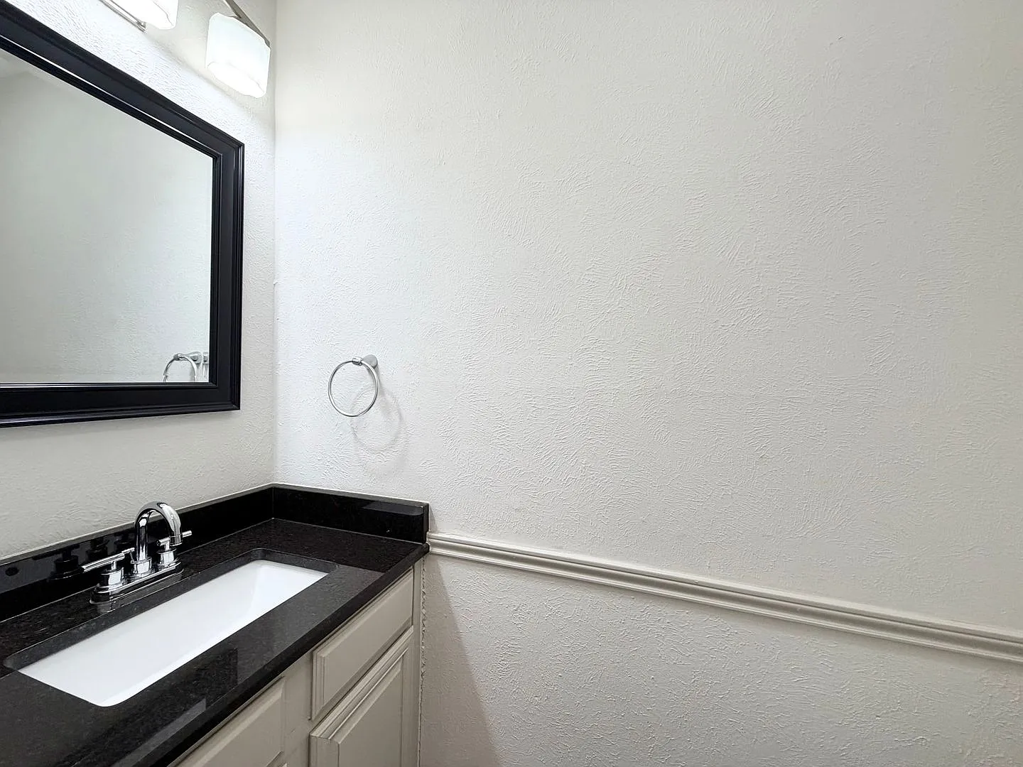 Gorgeous 1 bedroom, 1 and half bath in Farmers Branch — Photo 4