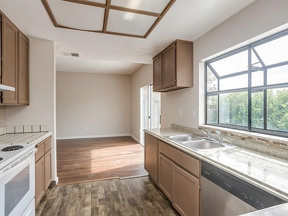 5th image of 1271 Lundy Ave