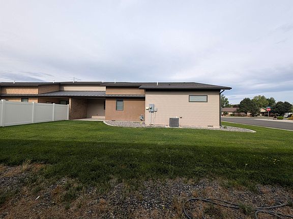 5th image of 205 Mountain View St
