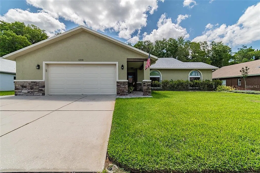 3 bed, 2.0 bath, 1860 sqft, $2,500 — Photo 2