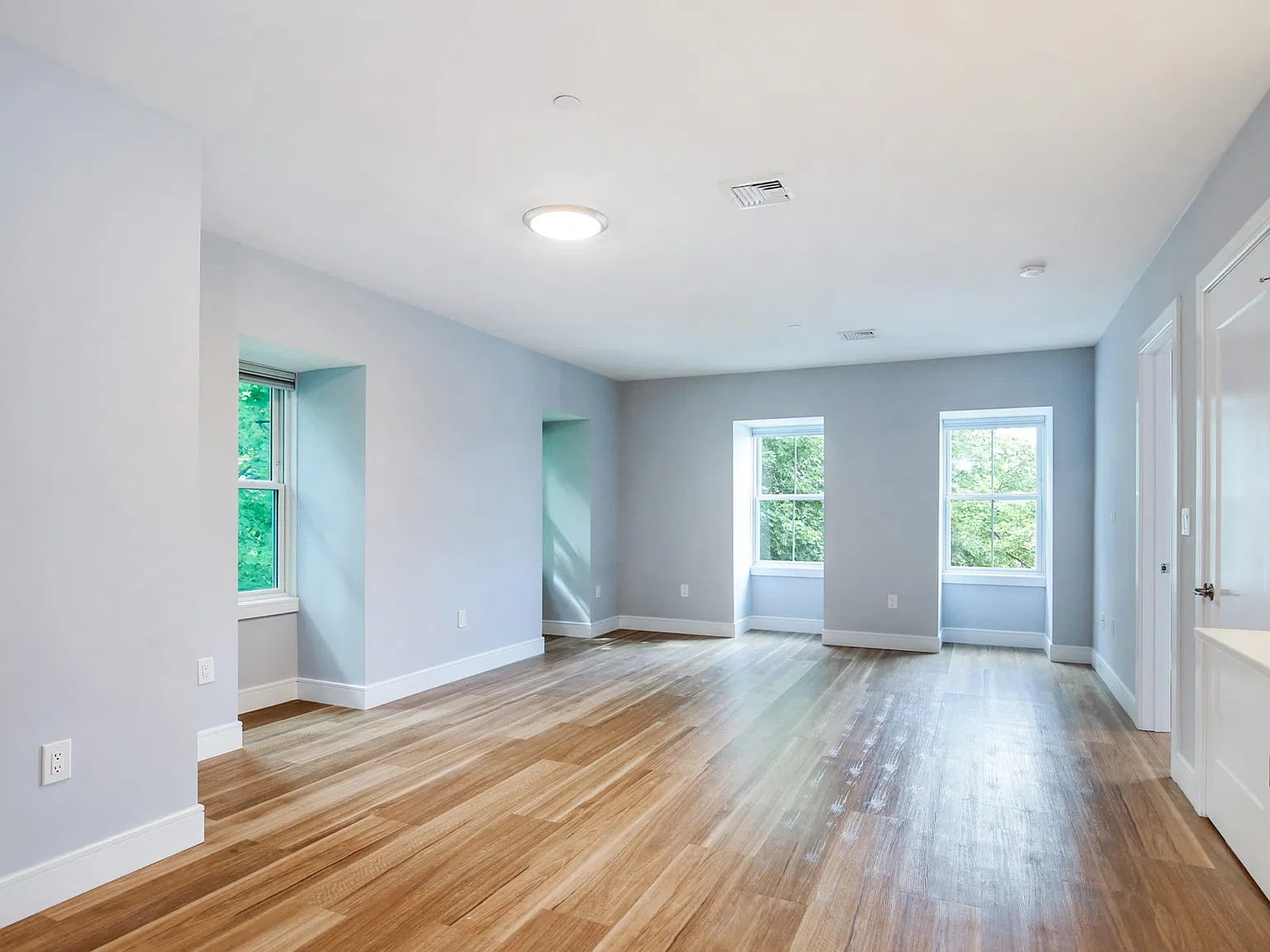 2 bed, 1.0 bath, 870 sqft, $3,950 — Photo 2