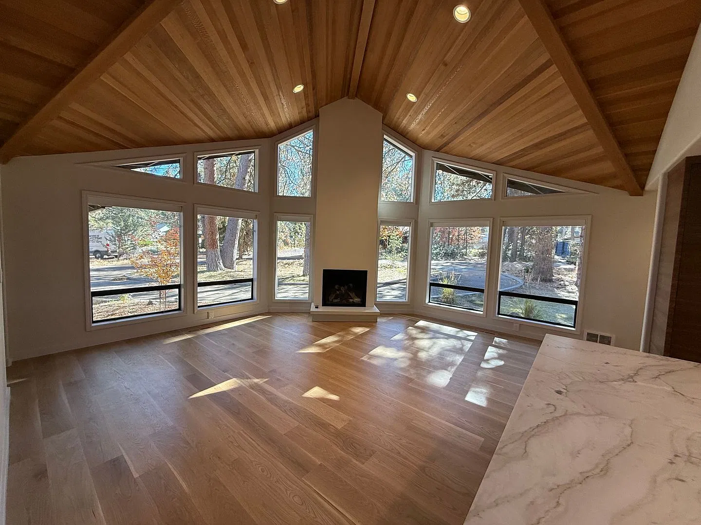 Stunning 3 Bed/2.5 Bath Home on the River with Mt. Bachelor Views - Riverbend Estates — Photo 4