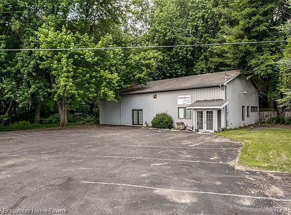 3rd image of 3939 Pine Grove Ave