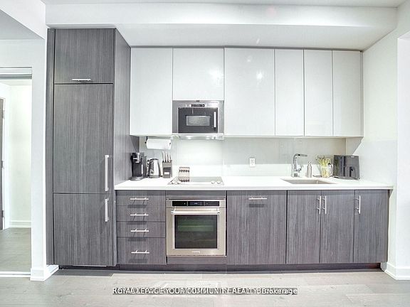 4th image of 330 Richmond St W #1711