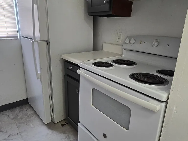 1917 Maravilla Ave #33 — Photo 6