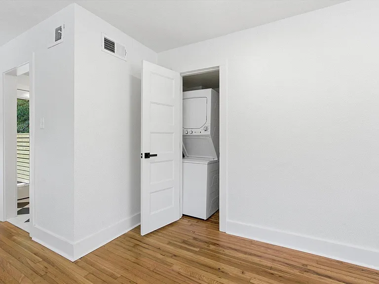 421 E Jennings St — Photo 12