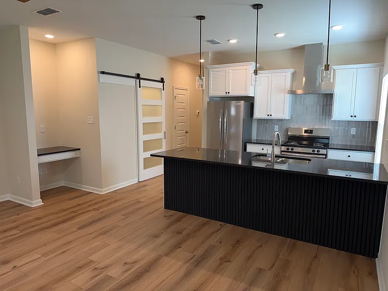 307 NE 2nd St #2 — Photo 3