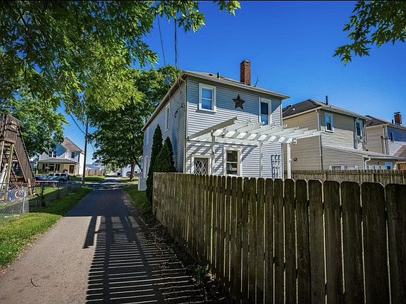 4th image of 704 E 2nd St