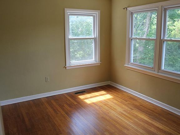 4th image of 1300 Valley Dr