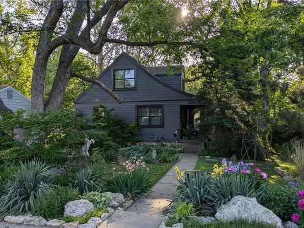 7227 Springfield St, Prairie Village, KS 66208