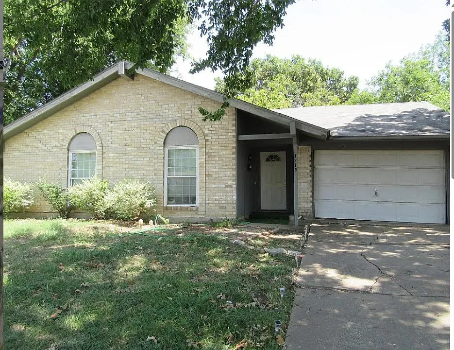1215 Cove Dr