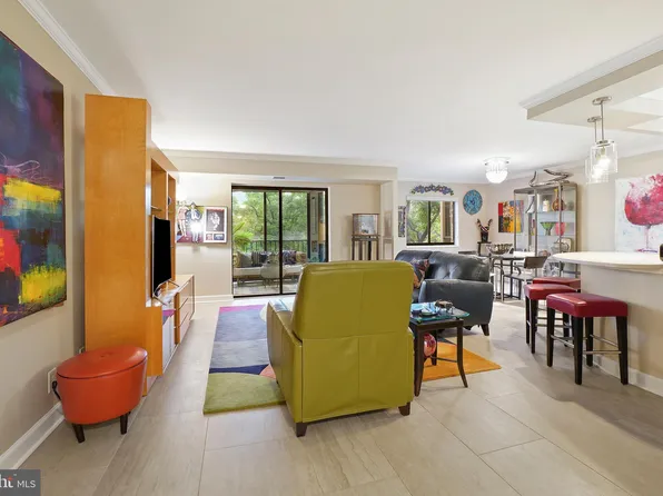 5902 Mount Eagle Dr APT 305, Alexandria, VA 22303