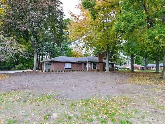 4th image of 686 Cambridge Dr