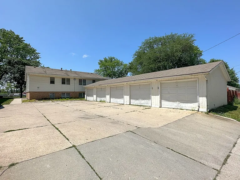 212 S Walnut Ave — Photo 3