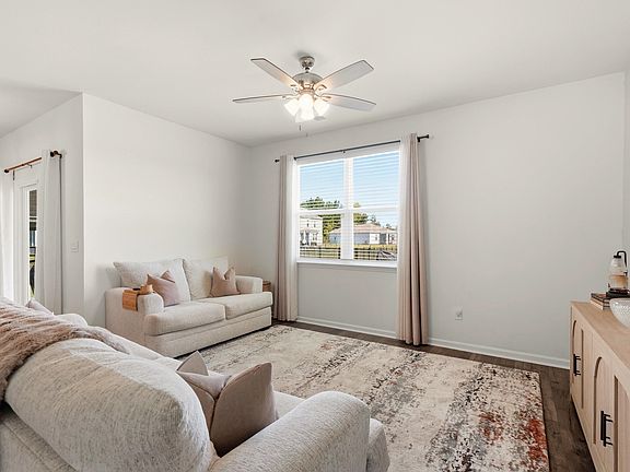 5th image of 425 Royal Arch Dr.
