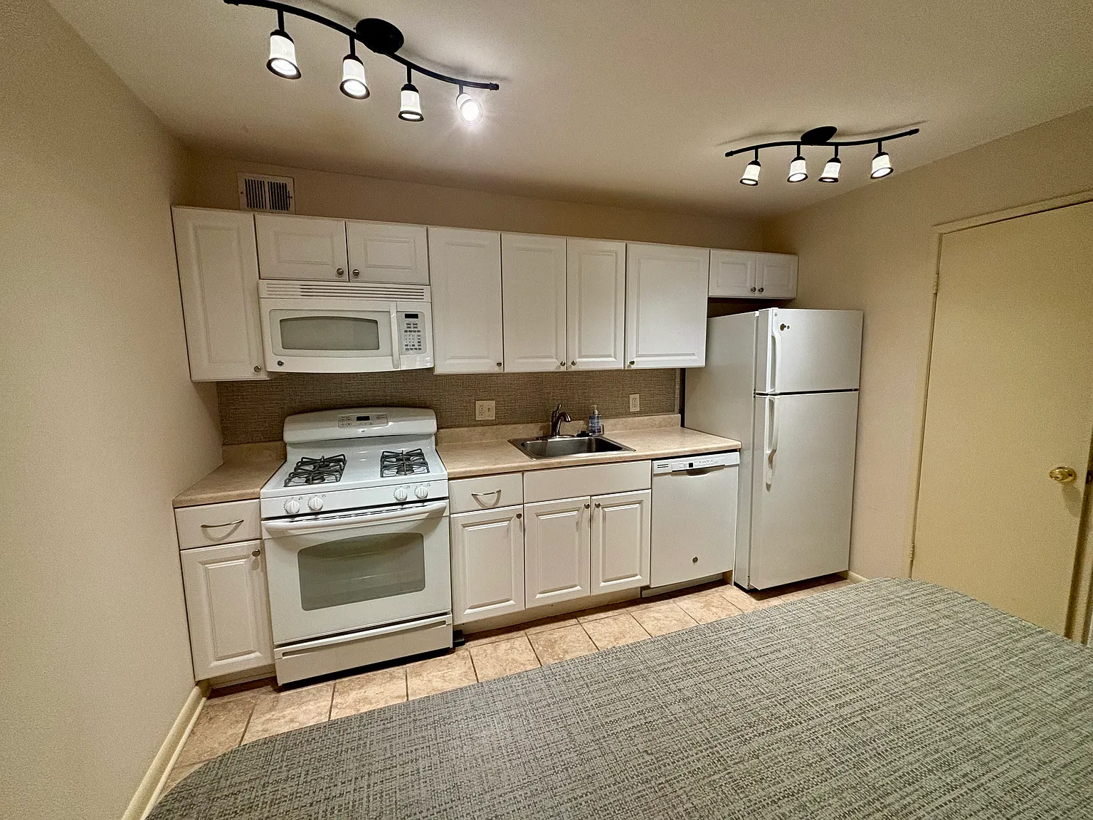 1 bed, 800 sqft, $2,650 — Photo 3