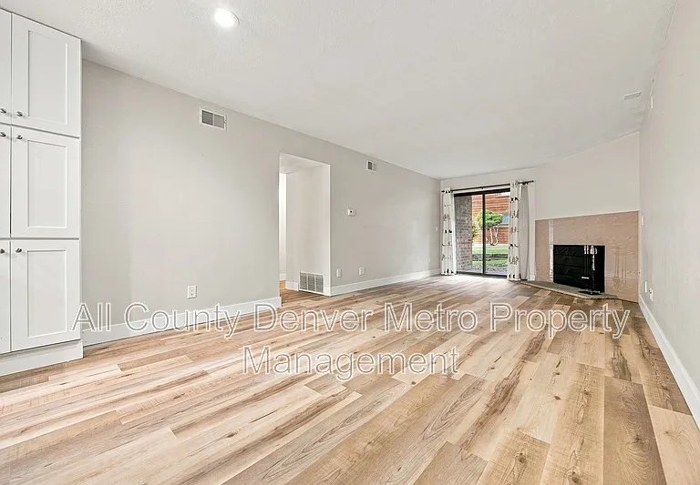 433 Wright St #101 — Photo 1