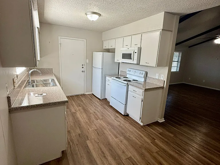 3610 Robinhood Dr — Photo 8