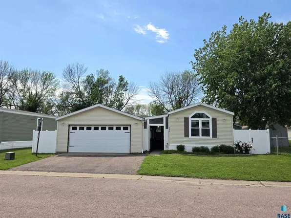 503 N Redbird Pl, Sioux Falls, SD 57107