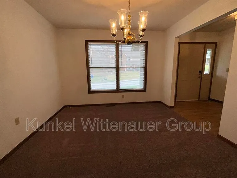 2020 Greenbrier Dr — Photo 4