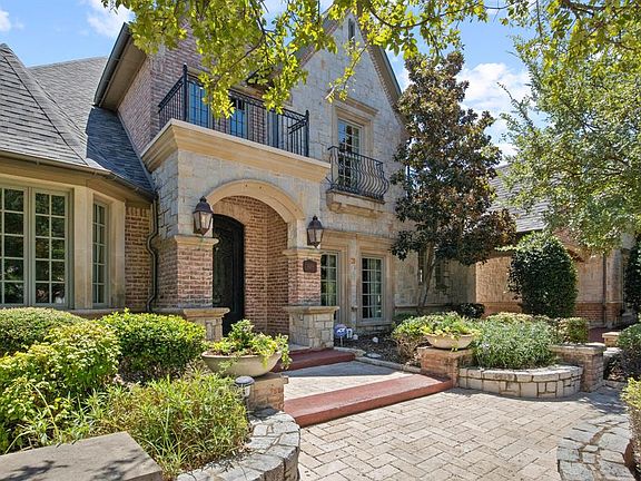 2nd image of 605 Park Lake Dr