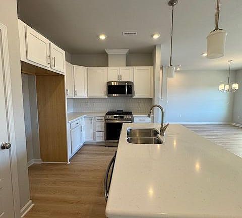 2nd image of 253 Shingle Oak Rd