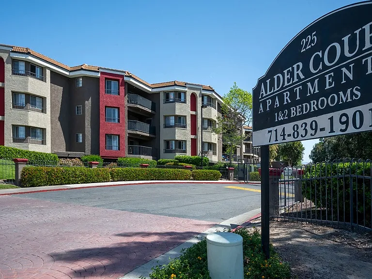 Alder Court Apartments — Photo 1