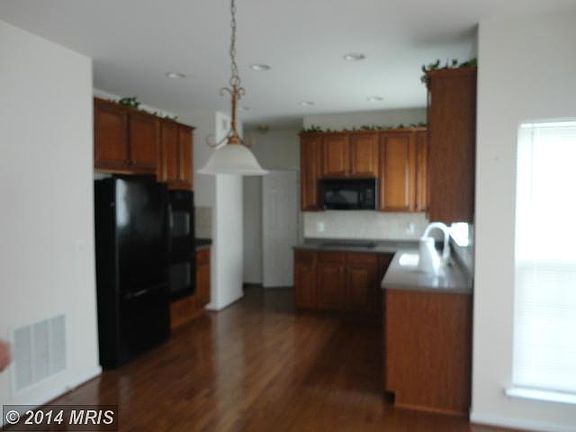 5th image of 1003 River Walk St