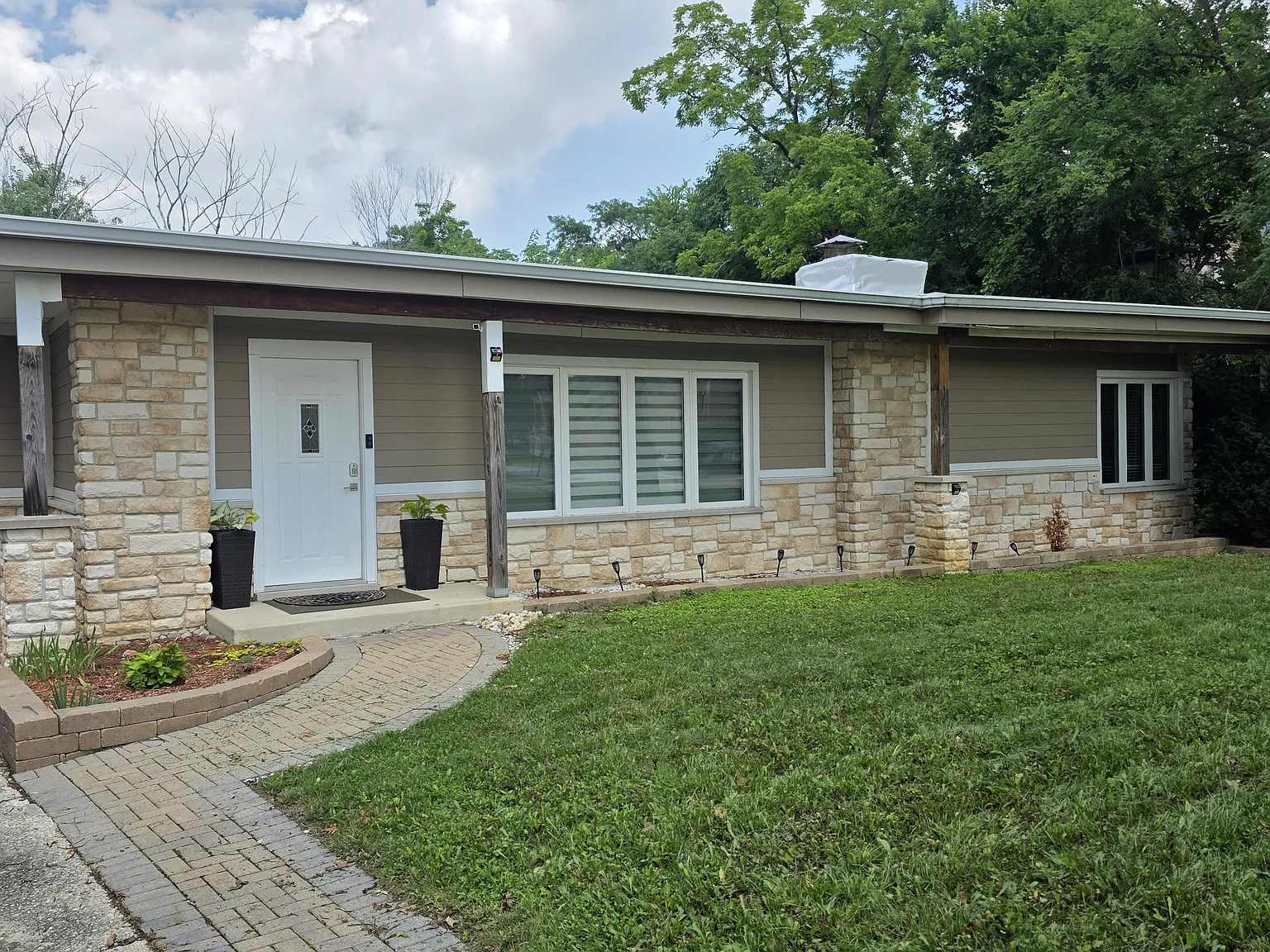 3 bed, 2.5 bath, 2100 sqft, $3,600 — Photo 2