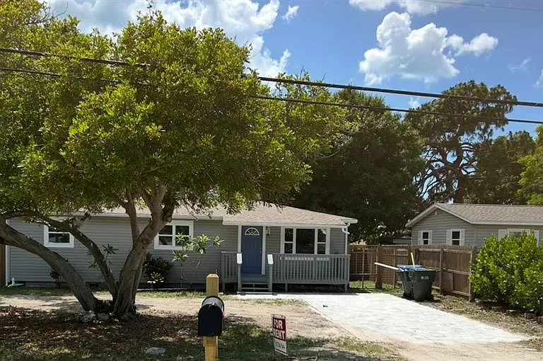 1884 Pine St — Photo 1
