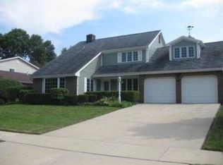 1124 Hidden Spring Dr, Naperville, IL 60540