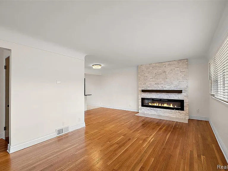 2046 Yorkshire Rd — Photo 12