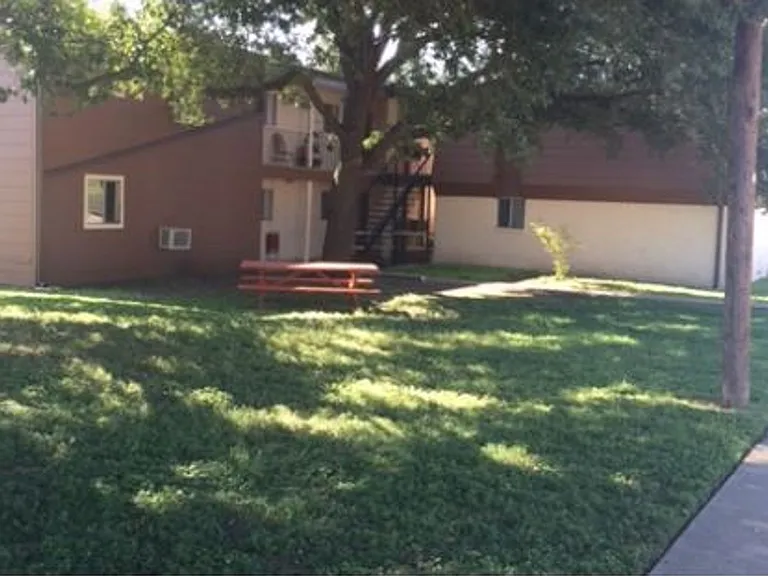 Silver Park Apartments — Photo 2